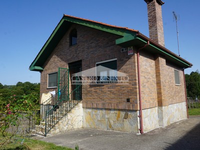 Casa en venta en Toques, con 3 dormitorios, baño y 3 plazas de garaje