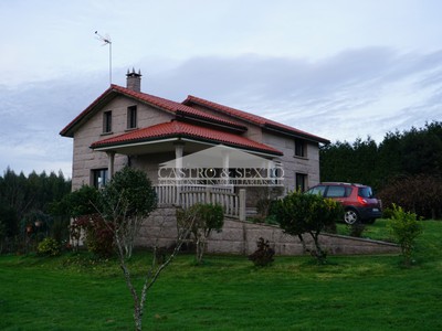 Casa en venta en Boimorto, Freixido, con 3 dormitorios, 2 baños, 3 plazas de garaje y terreno