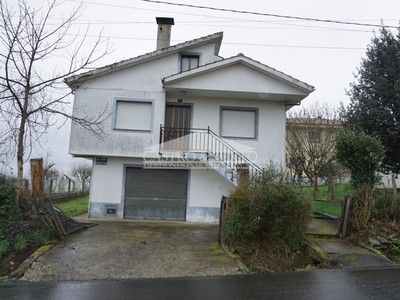 Casa en venta en Arzua, Magulan, con 2 dormitorios, baño, 2 plazas de garaje y terreno