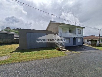 Casa en venta en Boimorto, con 4 dormitorios, 2 baños y terraza