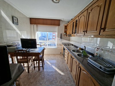 Piso en venta en Melide, con 3 dormitorios, baño, aseo y plaza de garaje