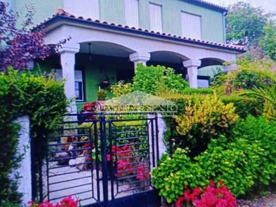 Casa en venta en Melide, con 5 dormitorios, baño, aseo, 2 plazas de garaje y terreno