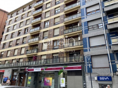 Piso en venta en Basauri, Centrico, con 3 dormitorios, 2 baños y balcón