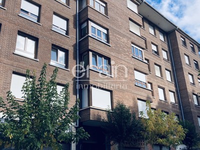 Piso en venta en Galdakao, Iberluce, con 3 dormitorios, baño, aseo, plaza de garaje y balcón