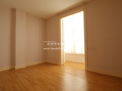 Piso en alquiler en Bilbao, Abando, con 4 dormitorios, baño y balcón