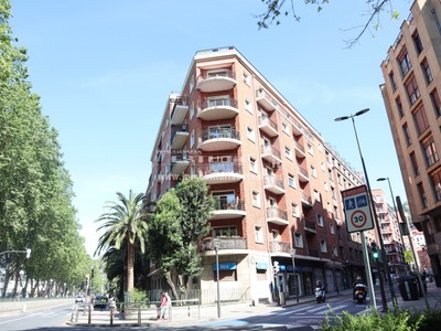 Piso en alquiler en Bilbao, Castaños, con 2 dormitorios, 2 baños y balcón