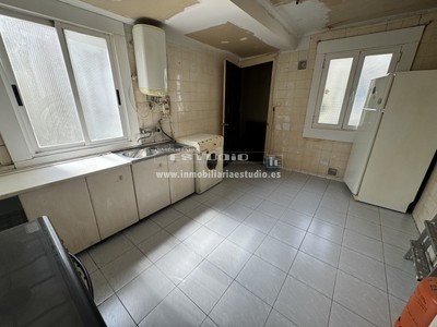 Piso en venta en Bilbao, con 3 dormitorios, baño y trastero
