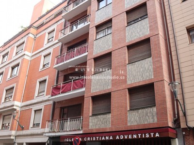 Piso en alquiler en Bilbao, Castaños, con 3 dormitorios, 2 baños y balcón