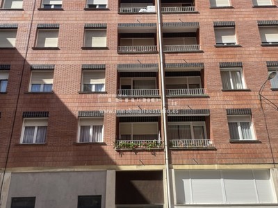 Piso en alquiler en Bilbao, Castaños, con 3 dormitorios, baño y balcón