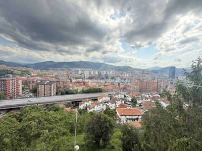 Piso en venta en Bilbao, con 3 dormitorios y baño