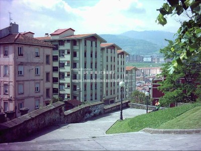 Piso en venta en Bilbao, Begoña, con 3 dormitorios, baño y balcón