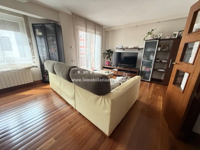 Piso en venta en Bilbao, con 3 dormitorios, baño y terraza