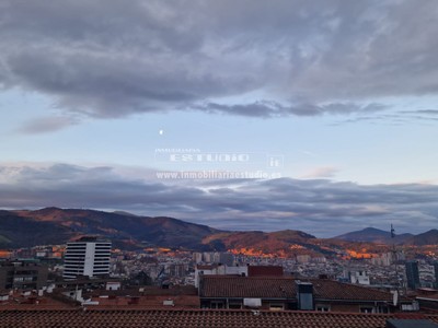 Piso en venta en Bilbao, con 3 dormitorios y baño