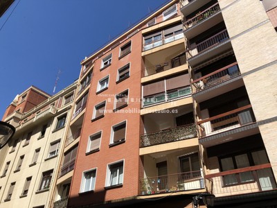 Piso en alquiler en Bilbao, Castaños, con 2 dormitorios, baño y balcón