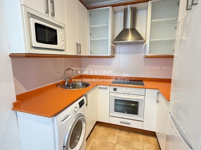 Piso en venta en Bilbao, con 2 dormitorios, baño y balcón