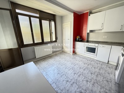 Piso en alquiler en Bilbao, con 2 dormitorios, baño y balcón