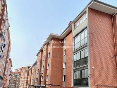 Piso en venta en Bilbao, Zurbaranbarri, con 2 dormitorios, baño y terraza