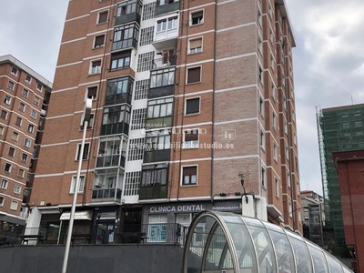 Piso en venta en Bilbao, Zurbaranbarri, con 2 dormitorios, baño y terraza