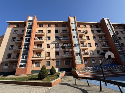 Piso en venta en Bilbao, Castaños, con 2 dormitorios, baño y balcón