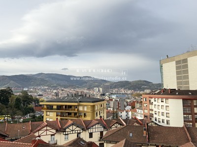Piso en venta en Bilbao, con 2 dormitorios, baño y 2 terrazas