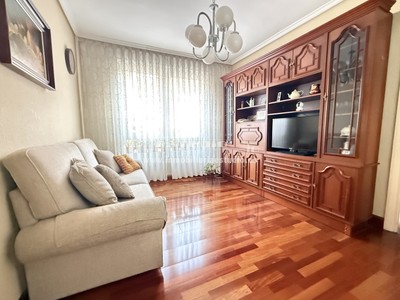 Piso en venta en Bilbao, con 3 dormitorios y baño