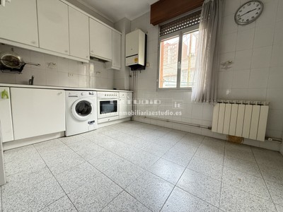 Piso en venta en Bilbao, con 2 dormitorios y baño