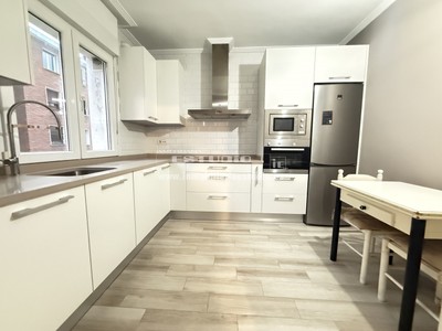 Piso en venta en Bilbao, con 2 dormitorios, baño y terraza
