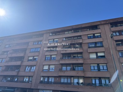 Piso en alquiler en Bilbao, con 2 dormitorios, baño, aseo y balcón