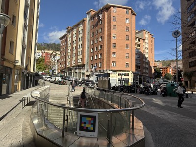 Piso en venta en Bilbao, con 2 dormitorios, baño y terraza