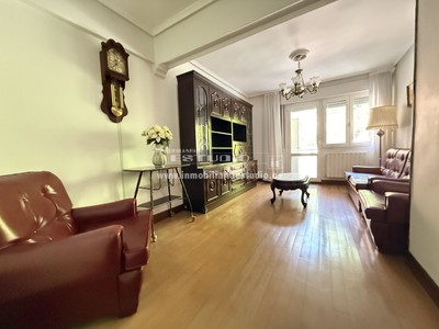Piso en venta en Bilbao, con 3 dormitorios, baño y terraza