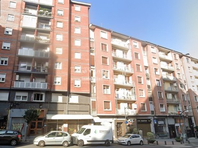 Piso en venta en Bilbao, Santutxu, con 3 dormitorios, baño, balcón y terraza