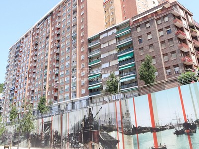 Piso en venta en Bilbao, con 3 dormitorios y baño