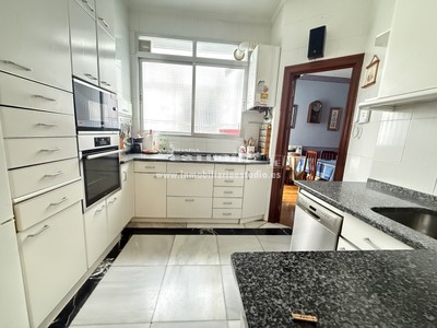 Piso en venta en Bilbao, con 3 dormitorios y baño