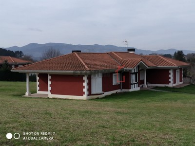 Chalet en venta en Loiu, con 6 dormitorios, 3 baños y 2 plazas de garaje