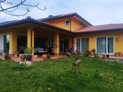 Chalet en venta en Derio, con 4 dormitorios, 3 baños, 3 plazas de garaje, trastero y terreno