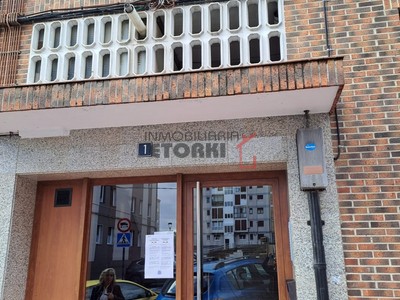 Piso en venta en Derio, con 3 dormitorios, baño y aseo