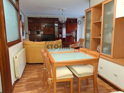 Piso en venta en Derio, con 3 dormitorios, baño, aseo y terraza