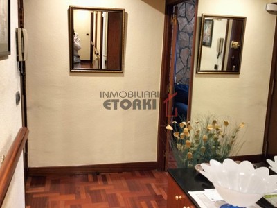 Piso en venta en Bilbao, con 2 dormitorios, baño y balcón