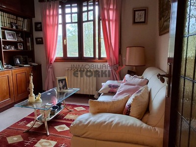 Piso en venta en Sondika, con 3 dormitorios y baño