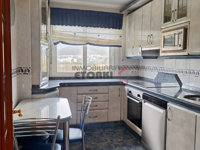 Piso en venta en Zamudio, con 3 dormitorios y baño