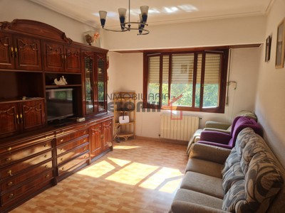 Piso en venta en Mungia, con 3 dormitorios, baño, plaza de garaje, trastero y balcón