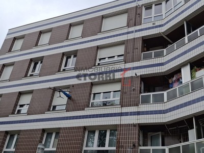 Piso en venta en Derio, con 3 dormitorios, baño y balcón