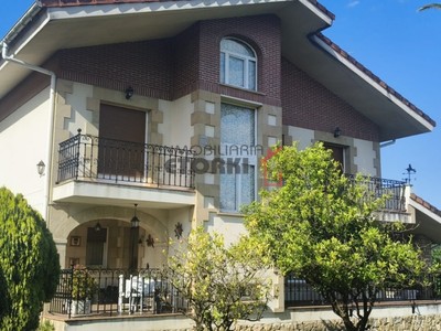 Chalet en venta en Derio, con 7 dormitorios, 4 baños, 3 plazas de garaje, trastero, 3 balcones y 2 terrazas