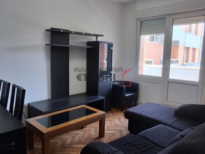 Piso en venta en Derio, con 3 dormitorios, baño y balcón