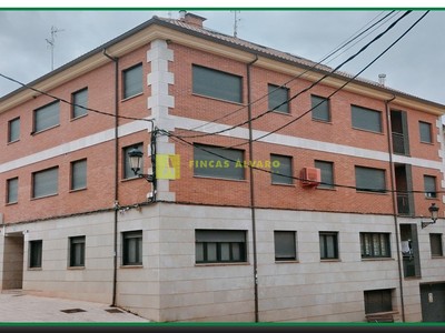 Piso en venta en Cardenas, con 3 dormitorios, baño y plaza de garaje