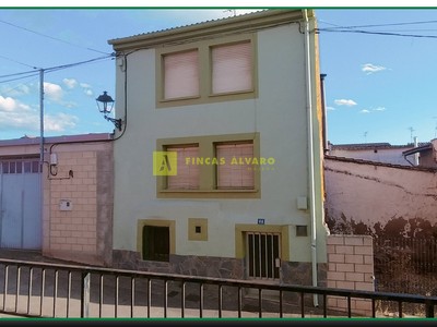 Vivienda o chalet en venta en Huércanos, con 4 dormitorios, baño, aseo, 2 plazas de garaje, 2 terrazas y terreno