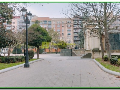 Piso en venta en Logroño, con 3 dormitorios, 2 baños, plaza de garaje y trastero