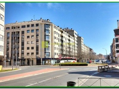 Piso en venta en Logroño, con 3 dormitorios, 2 baños, plaza de garaje, trastero y 2 balcones