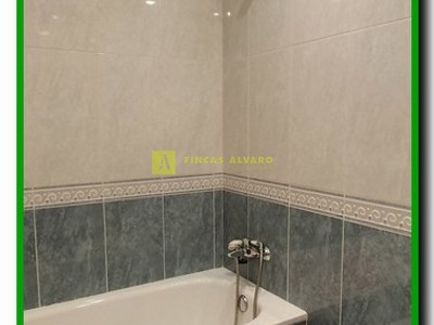 Baño principal con bañera