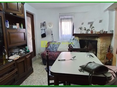 Comedor con chimenea en la planta baja